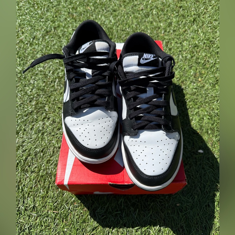 Nike Black/White(Panda) Duck Low Sz ( 9 in Women, 7.5 in Men)
